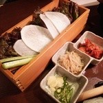 Fujiyama dragon - サムギョプサル 薬味と包み野菜　プコッチスライスは辛くなかった