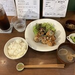 食堂 ムラッチョ - 日替わり定食、鳥の唐揚げのつぶマスタード和え