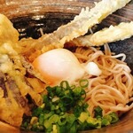 和風レストランまるまつ - なすとごぼう天の月見そば（秋限定）