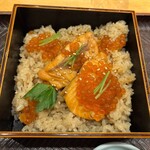 和食波奈 - ■はらこ飯 小￥1,500：つややかな醤油色に染まったご飯の上に、丁寧に煮込まれた鮭の切り身と、鮮やかな粒立ちのいくらがたっぷりと盛り付けられた、まさに宮城の秋の味覚。上品な出汁の風味が染み込んだご飯と、濃厚な鮭の旨み、そしてプチプチ弾けるいくらの塩気が絶妙に調和し、旅の疲れを癒してくれるような、季節感あふれる贅沢な一膳。