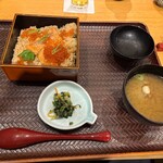 和食波奈 - ■はらこ飯 小￥1,500：つややかな醤油色に染まったご飯の上に、丁寧に煮込まれた鮭の切り身と、鮮やかな粒立ちのいくらがたっぷりと盛り付けられた、まさに宮城の秋の味覚。上品な出汁の風味が染み込んだご飯と、濃厚な鮭の旨み、そしてプチプチ弾けるいくらの塩気が絶妙に調和し、旅の疲れを癒してくれるような、季節感あふれる贅沢な一膳。