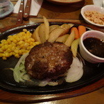 ステーキ＆バー レッド リバー - 料理写真:ハンバーグステーキ・ガーリックソース（９８０円）、ガーリックチップ（１００円）添え