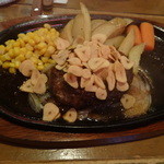 ステーキ＆バー レッド リバー - ハンバーグステーキ・ガーリックソース（９８０円）、ガーリックチップ（１００円）添え