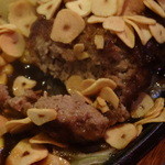 ステーキ＆バー レッド リバー - ハンバーグステーキ・ガーリックソース（９８０円）、ガーリックチップ（１００円）添え