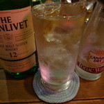 ステーキ＆バー レッド リバー - 辛くなったグレンリベットはトニックウォーターにフロート