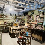 土論堂 - 店内の古本とレトロな小物たち