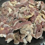 肉のなりまつ - あまり触らずに、ただ焼く！焼いていると皮は弾けますので、気をつけて！皮をなるべく鍋肌にして焼きたい。コリンコリンです♪