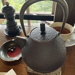 鹿落堂 - 蕎麦湯の入った土瓶と普通に置いてある塩ミル