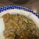 ヌードル＆スパイスカレー 今日の1番 - ボイル生ソーセージがドーーン！　1/2