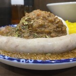 ヌードル＆スパイスカレー 今日の1番 - ボイル生ソーセージがドーーン！　2/2
