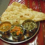 神戸マハル - チキンマサラカレー・ほうれん草エビカレー
      