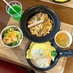 村レストラン ポワール - 【よくばりセット】
・ボロネーゼ
・オムライ(ハーフサイズ)ス 鶏肉ときのこのクリームソース
・ミニサラダ
・スープ

・メロンソーダ(ドリンクバー)