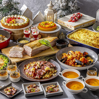 バラエティ溢れるお料理が並ぶ、ランチ・ディナー