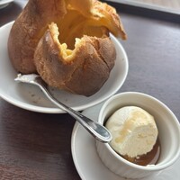 トラットリア グランボッカ - こちらが、くだんの食前に届く「ポップオーバー」と、ホイップバターにメープルシロップをぶち込んだ危険物質笑