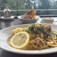 トラットリア グランボッカ - 焼鯖と空芯菜 浅野農園産レモンのスパゲッティ
                    。あまり魚介系パスタには手を出さない方なのですが、「レモンパスタ」に心惹かれて。さっぱりしていて旨味もあって美味しいです。量も少な過ぎず、多過ぎず、適切。