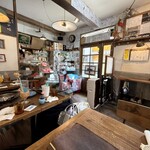 オソラカフェ - 入り口にはたくさんの芸能人の方の色紙