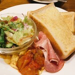 Drip-X-Cafe - プレートモーニング　広い店内。朝8時ごろで5割くらいのお客様　分厚いトーストがふかふか、ミートソースは出来合いっぽいかな。サラダのレタスはしおれ気味。でも安いし早いし立地よしだし。トーストが美味しかったので十分です。早朝営業ありがたい。