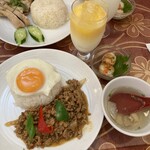 サワディー 麹町店 - ガパオライス(スープ、ミニ生春巻き付き)¥1,150、マンゴーラッシー¥300