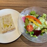 トラットリア・パキーノ - 自家製フォカッチャ・有機高原野菜サラダ