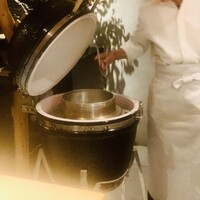 初音鮨 - 米国製BBQコンロで蒸し炊きされた米のご登場