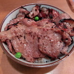 炭焼き豚丼 和とん - 豚丼５枚も薄い肉厚物が有ったので増量しています。