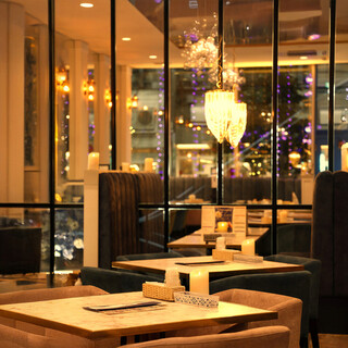 ディナータイムは暖かな光と柔らかな雰囲気に包まれる。デート、カジュアル女子会に