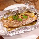 カフェ エ バール ドゥー - 今宵のオススメ「秋鮭のホイル焼き」。ブラックペッパーの風味がワインに合う！