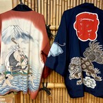 どぜう・四季料理 やぶや - 亡き先代の法被、大井川を川越人足の蓮台に乗って渡る布袋さんをあしらった下看板が本当に粋で素晴らしい！
      第三街の表看板の意匠は唐獅子牡丹に三匹の蝶です。