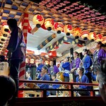 どぜう・四季料理 やぶや - 舞台の上には女子青年のお囃子と屋台係の青年たち。