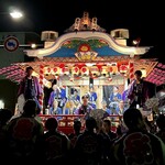 どぜう・四季料理 やぶや - 夜になり、一層煌びやかに輝く屋台。