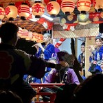 どぜう・四季料理 やぶや - このお祭りは青年たちの祭り、年齢的に中老以上はそれを見守るのが慣わしみたいです。うーん、とことん『粋』なお祭りだ♪