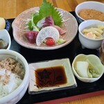 和食堂 なわて - 日替わり定食(税込770円)
①お刺身(鮪中トロ❷&鮪赤身❷&ハマチ❸)②茄子揚げ浸し③コロッケ④マカロニサラダ⑤鮪フレーク載せ白ご飯⑥お味噌汁(舞茸入り)⑦お漬け物⑧CUT林檎