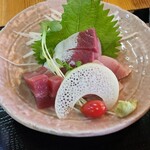 和食堂 なわて - ①お刺身(鮪中トロ❷&鮪赤身❷&ハマチ❸)
芋茎&マイクロ蕃加&大葉&かいわれ大根&大根
鮪中トロ&赤身は臭みゼロ、ハマチも近年食べた中で一番状態が良い