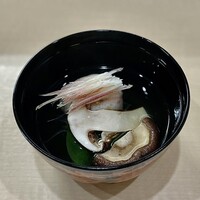 佐とう - お椀/ 毛ガニと銀杏真丈 松茸 椎茸 つるむらさき