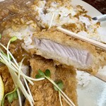 とんかつ赤城 - とんかつはサクサクで厚いけど食べやすい。