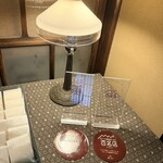 築地鉄板焼 Kurosawa - 百名店の盾とシール