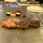 築地鉄板焼 Kurosawa - ハンバーグを目の前の鉄板で焼いて頂きます