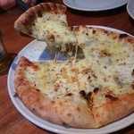 GARDEN HOUSE KAMAKURA - ４種のチーズのピザ