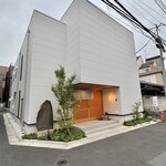 笹乃雪 - 外観(隣奥には子規庵が見えます）)