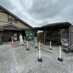 中華そば 四つ葉 - 待ちスペース、自販機もあるしバリケードもあるので休日は混雑が予想される