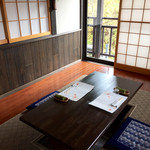 燻り豆腐　母袋工房　豆腐湯葉料理　奥の奥 - 落ち着いた川が見えるお部屋