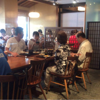 浅草むぎとろ 本店 - 内観　あっという間に賑やかになりました