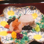 御幸町 田がわ - 明石鯛と福井甘海老お造り、岩茸、菊の花赤黄　