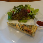 カフェ六月園 - 料理写真:前菜：ほうれん草とチーズのキッシュ