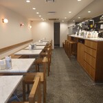 TEDDY BROWN - 内観…白が基調の爽やかで清潔感のある店内