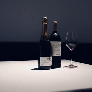 イタリア、日本産を中心としたワインとのペアリングをご用意