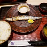 大戸屋 - 料理写真:生さんまの炭火焼き 630円＋ご飯大盛 220円＋味噌汁 50円