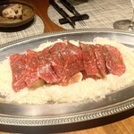 グルマンディーズ - 三田牛のランプカルパッチョ、トマトと桃にたっぷりのパルメジャーノレッジャーノ