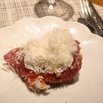 グルマンディーズ - 三田牛のランプカルパッチョ、トマトと桃にたっぷりのパルメジャーノレッジャーノ