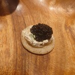 グルマンディーズ - クリームチーズ、キャビアのブリニ